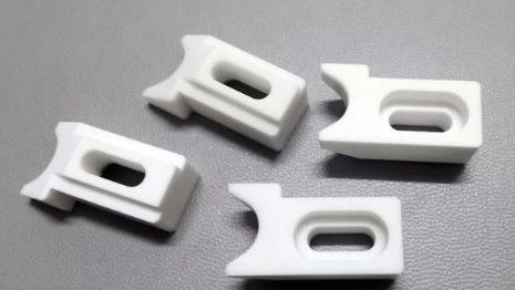 7.2 X 10-6/K التوسع الحراري Al2O3 السيراميكي 3000 MPa قوة الضغط