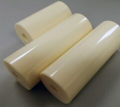 مقاومة الحجم 1014 Ωcm Al2O3 مقاومة العزل السيراميكي 1012 Ωcm عازل كهربائي للتطبيقات الصناعية